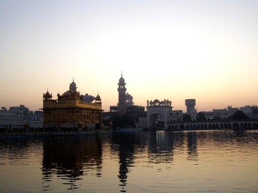 Ánh vàng rạng ngời rực rỡ Amritsar Ánh vàng rạng ngời rực rỡ Amritsar - Archi