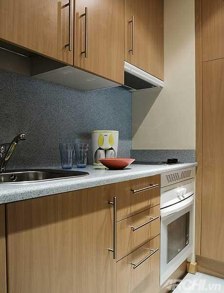 2. Tiếp giáp phòng ăn là phòng bếp Liền kề với khu vực phòng ăn là khu vực phòng bếp được thiết kế khép kín với đầy đủ tiện nghi như tủ bếp, bồn rửa bát, bếp nấu, lò vi sóng tủ lạnh... nhưng được sắp xếp thật gọn, tận dụng tối đa không gian sẵn có. Ở mảng tường bên ngoài phòng bếp, hãy tận dụng để xây tủ sách chìm.