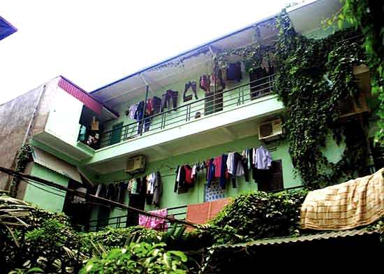 Chung cư tư nhân: Lửng lơ giữa “chợ”